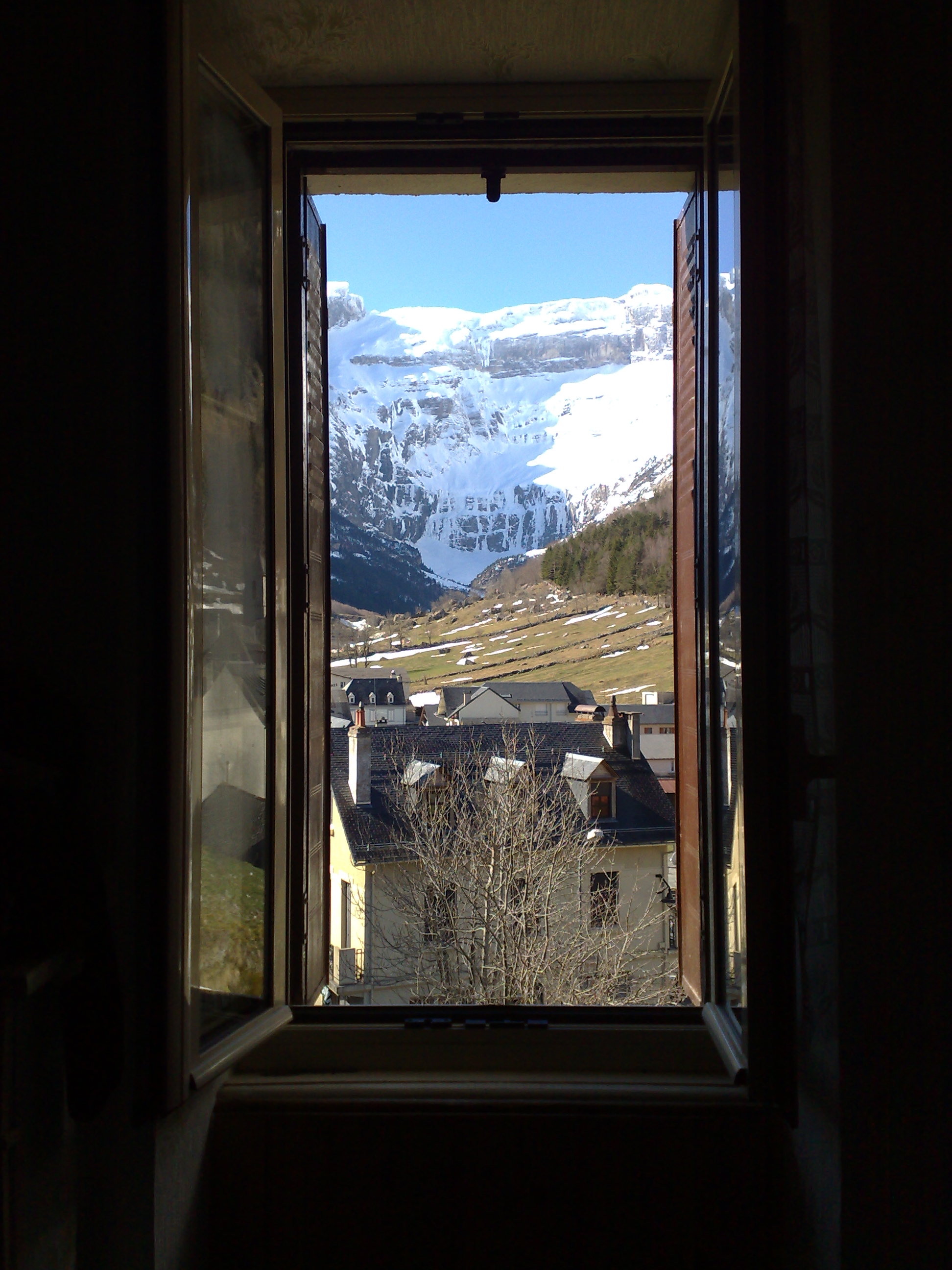 "Un hymne, c'est une fenêtre ouverte vers un idéal commun qui nous élève..."  Est-ce bien cela qui abreuve nos sillons ?