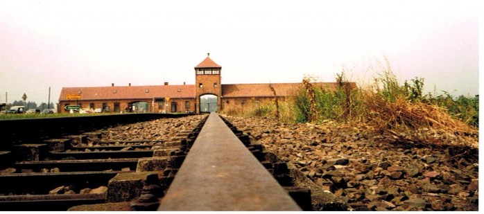 Quai de déchargement d'êtres humains. Auschwitz-Birkenau (photo Pierre M. Août 2001)