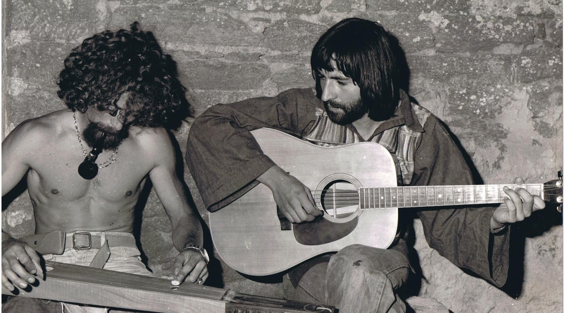 Avec Pat. à Kerlard sur l'île de Groix (1974) Toute une époque, tout un monde à la recherche de chemins plus fraternels, monde peu compréhensible vu d'aujourd'hui.