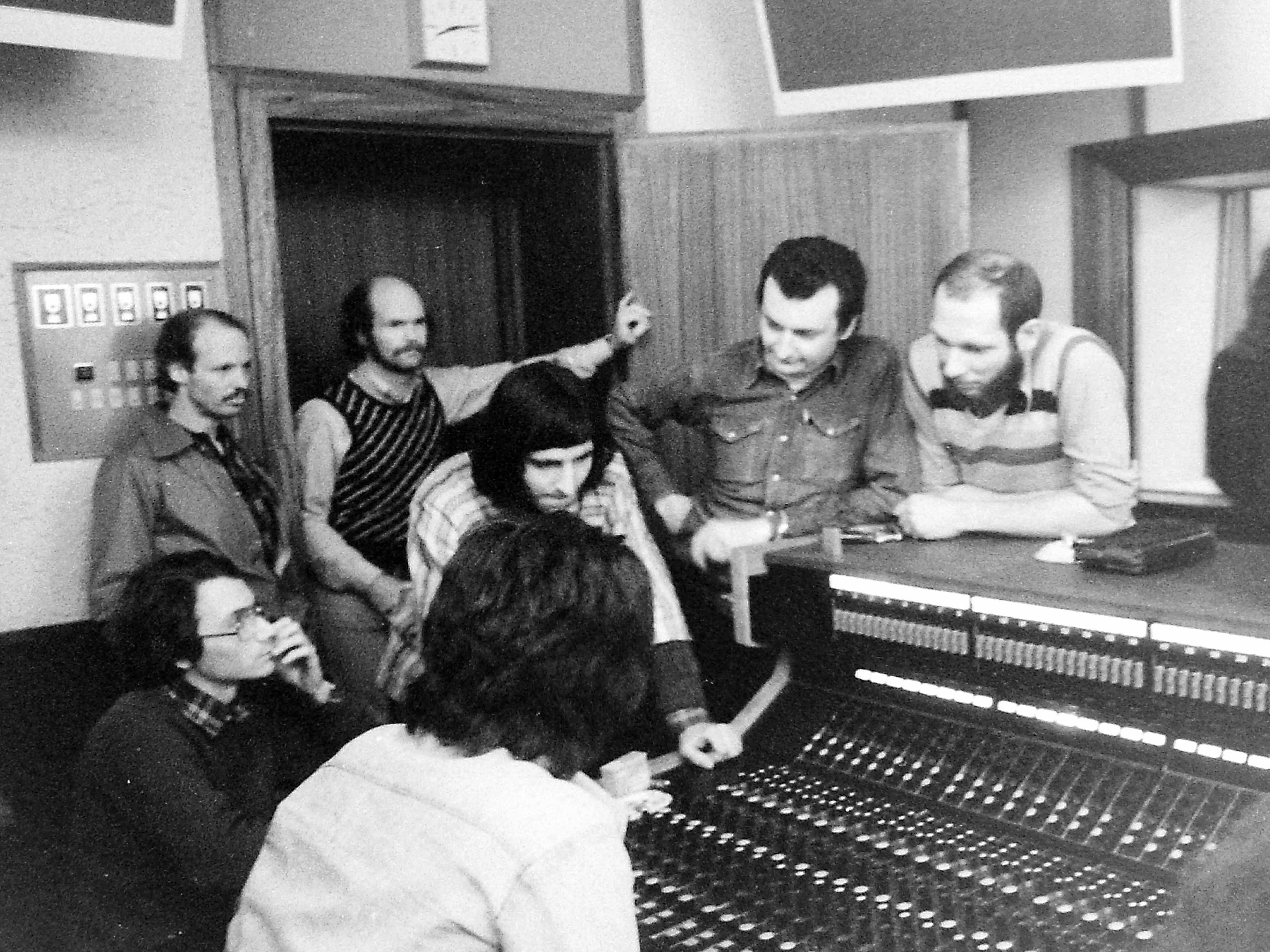 Réécoute après la prise (de dr à g : Hervé, Mick, Pierre, Bill, Jean-Christophe) Studio des Dames