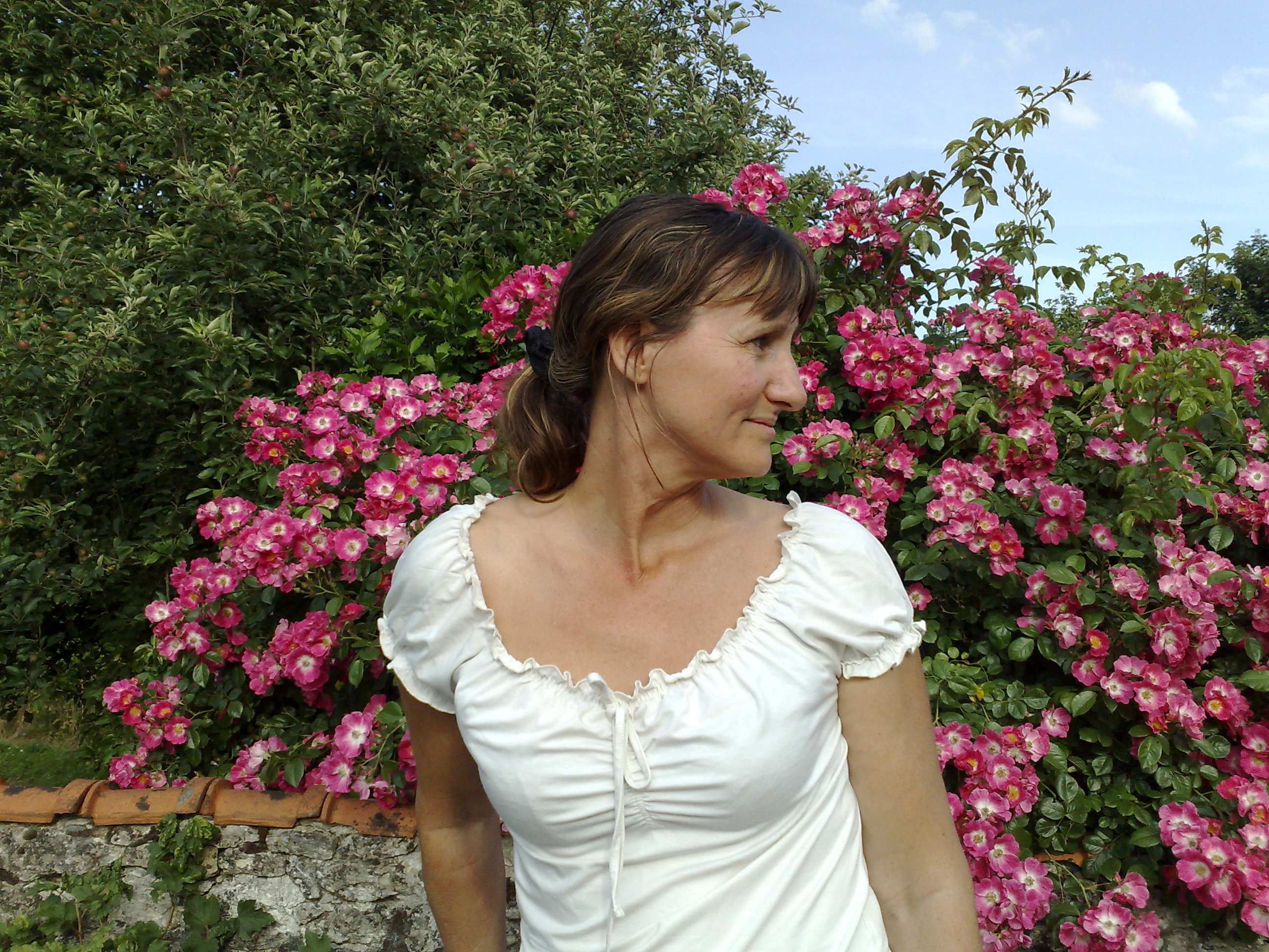 "J'ai tout appris de toi comme on boit aux fontaines Comme on lit dans le ciel les étoiles lointaines Comme au passant qui chante on reprend sa chanson J'ai tout appris de toi jusqu'au sens du frisson" (Louis Aragon) 