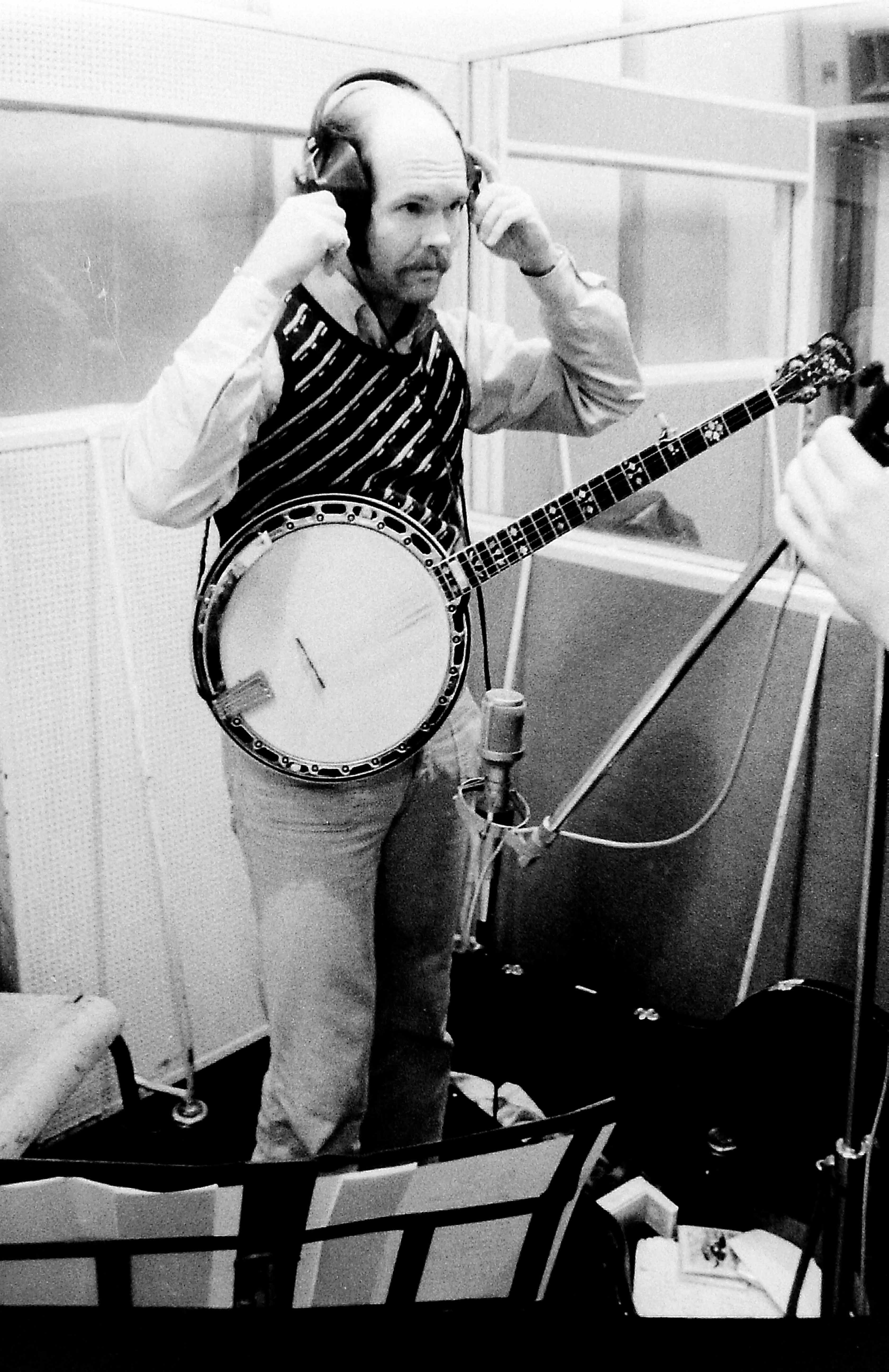 Pour le grillon, Bill utilise deux techniques de Banjo différentes en même temps !